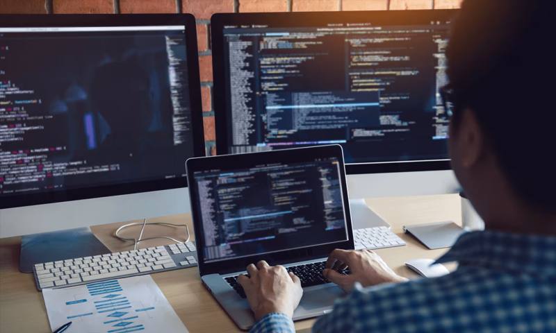 数据科学选型:R与Python如何赋能莱城区网站建设?